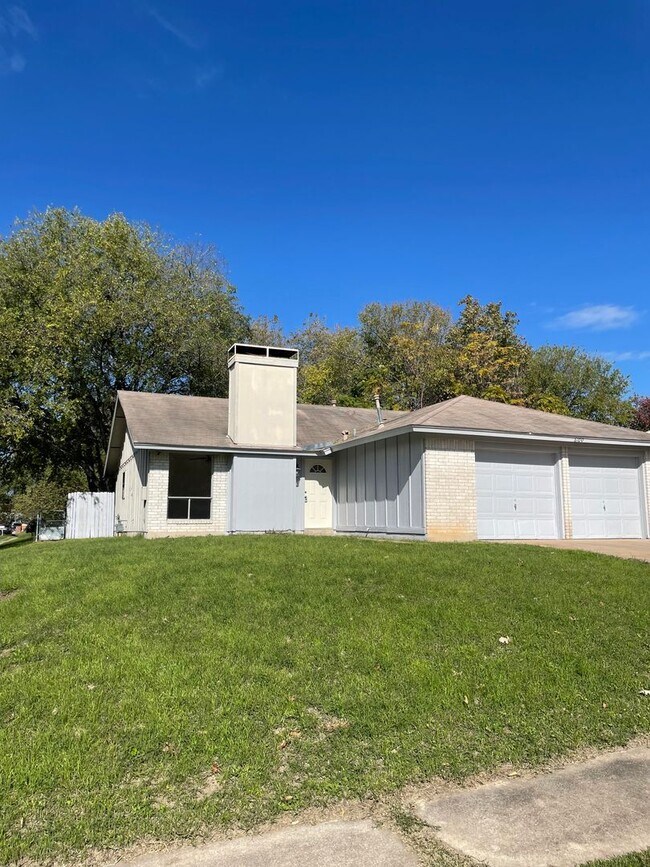 Building Photo - Lovely 3 bedroom/2 bath on a corner lot
