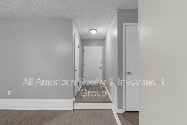 Building Photo - 717 Clark Dr