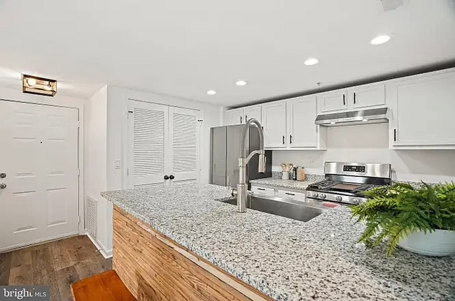 Foto del edificio - 1240 Holbrook Ter NE