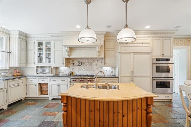 Building Photo - 17 The Intervale