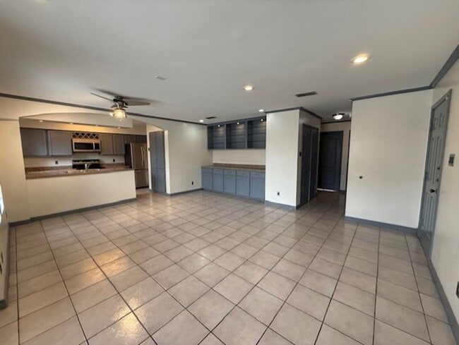 Foto del edificio - Downstairs -Three-bedroom Condo