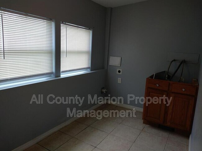 Building Photo - 727 NE 4th St