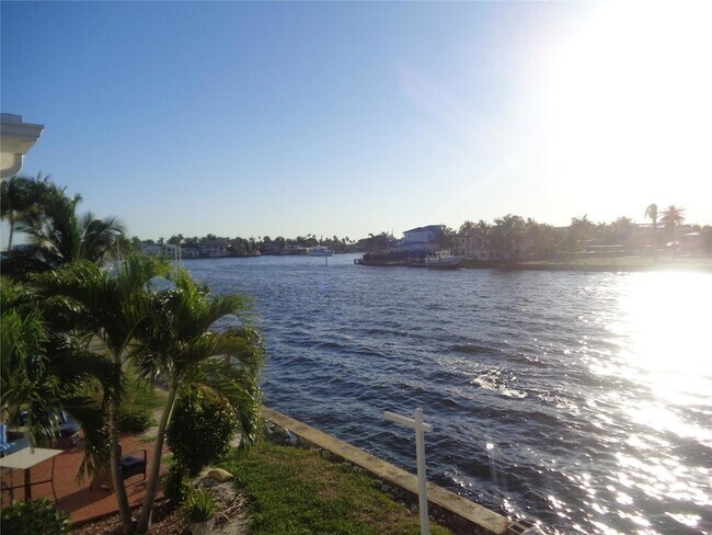 Foto del edificio - 999 S Riverside Dr