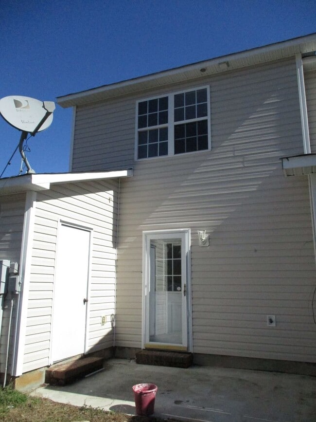 Building Photo - Lovely two bedroom, two and a half bathroom end unit townhouse that is centrally located. The liv...