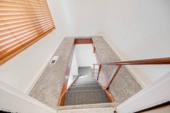 Building Photo - 1 Bed, 1 Bath Duplex in Urbana - AVAILABLE...