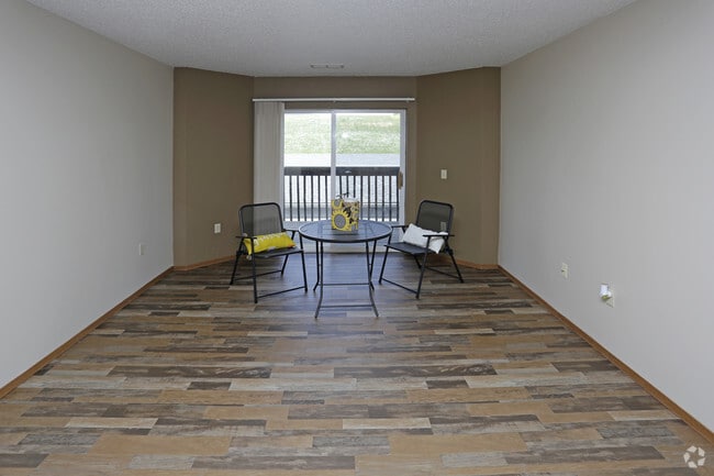 2BR, 2BA - 1,050 SF - North Pointe Apartments