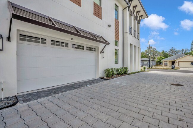 Foto del edificio - Modern Townhome- walk to Park Avenue