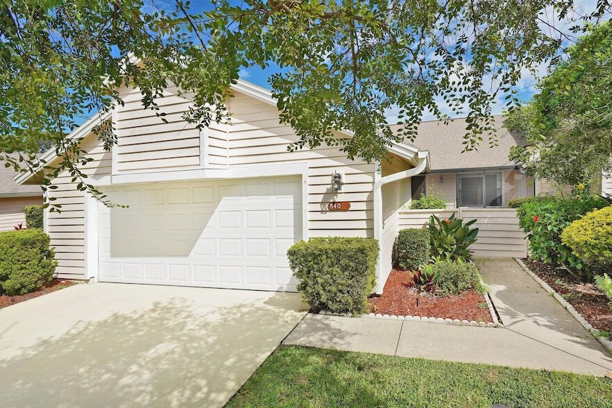 Foto principal - 840 Ridge Lake Dr