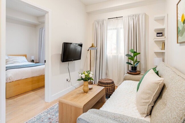 Foto del edificio - 3236 1/2 Cattaraugus Ave