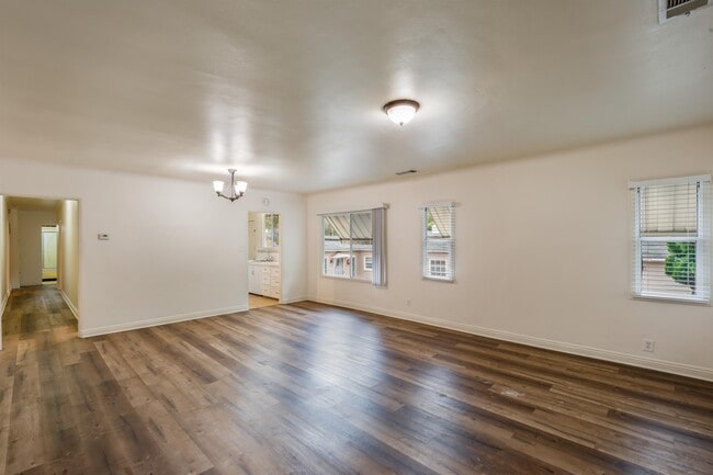 Foto del edificio - 1454 E Chevy Chase Dr