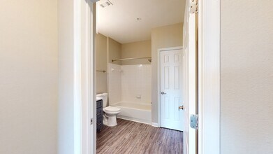 Interior Photo - 20 Lambourne