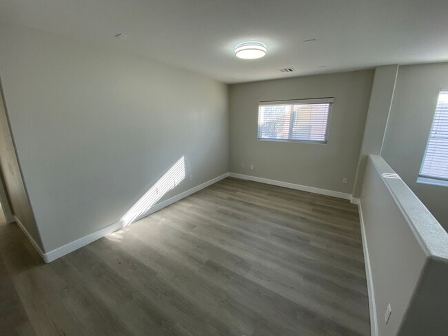 Foto del edificio - Two Story 3 bed/2.5 bath home in Silverado Ranch area