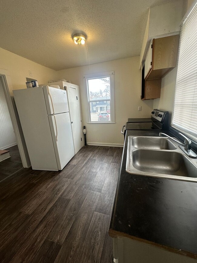 Building Photo - 741 W 1st St