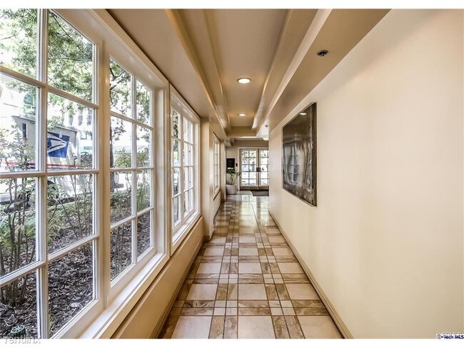Building Photo - 125 S Oakhurst Dr
