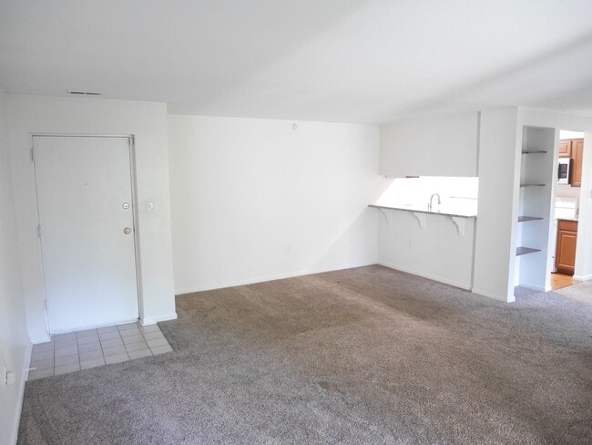 Building Photo - Your Home is Your Palace! Glen Burnie, MD