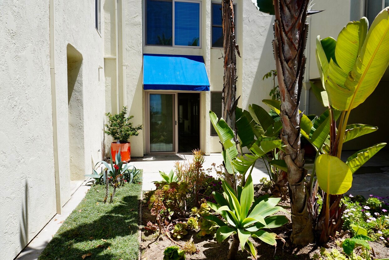 Entry - 711 Pacific Coast Hwy