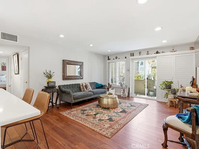 Foto del edificio - Newly Renovated 2BD Condo in Gated Community Now Available!
