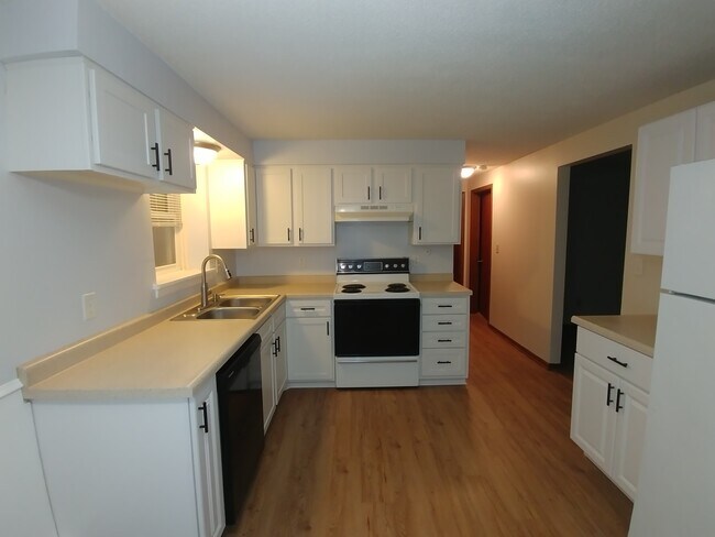 Cocina con gabinetes y encimeras nuevos. - 92 Logan Ave W