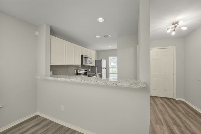 Building Photo - 750 Redwing Park Dr