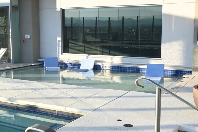 Building Photo - Best Value Luxe One Bedroom Downtown