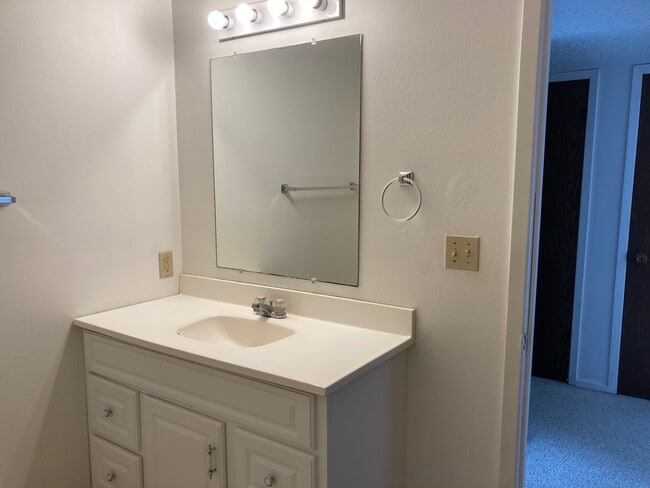 Large bath - 2018 NW Hickory Ln