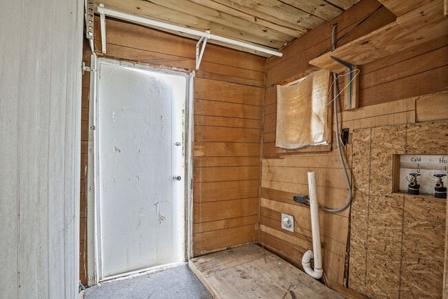 Building Photo - QUAINT 2 Bed, 1 Bath Home in Blue Ridge!!
