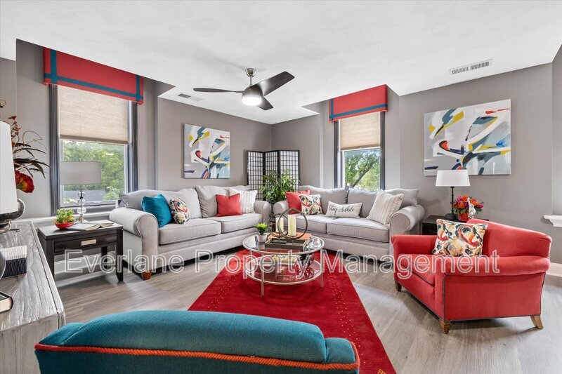 Foto principal - 65 E Cedar St