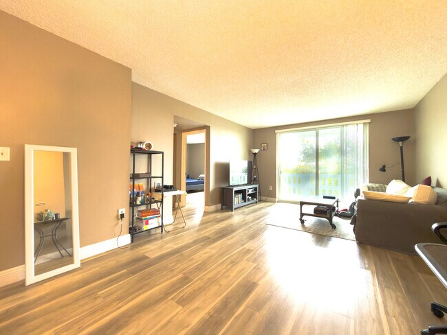 Foto del edificio - 919 Hillcrest Dr