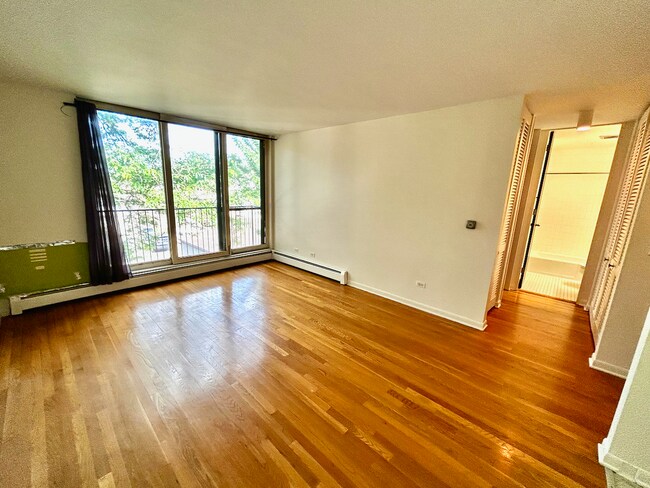 Living Room - 5435 N Artesian Ave
