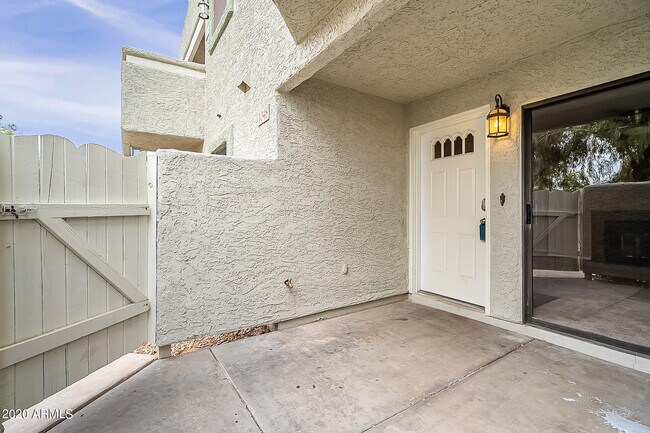 Building Photo - 850 S River Dr