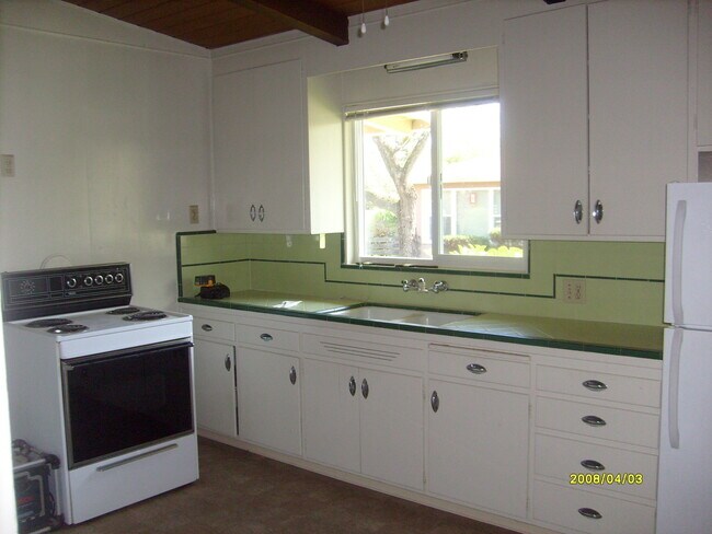 Foto del edificio - Quaint, single level duplex with one car garage