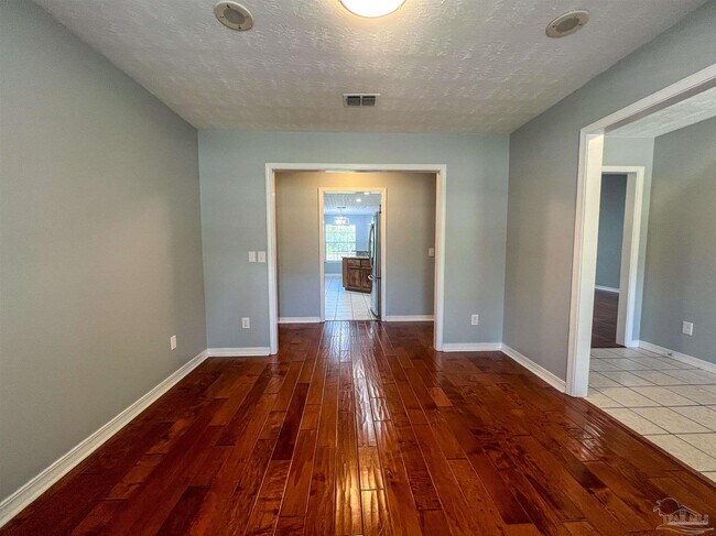 Foto del edificio - 7342 Wymart Rd