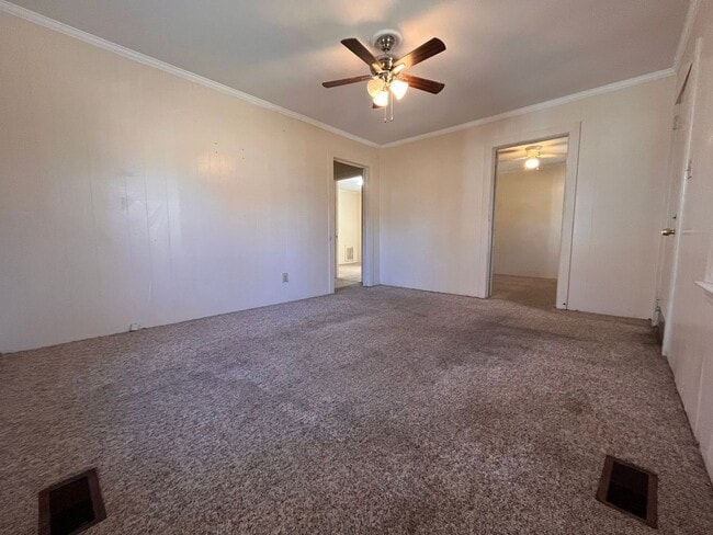 Building Photo - Charming 2 bedroom, 1 Bathroom Home Walkin...