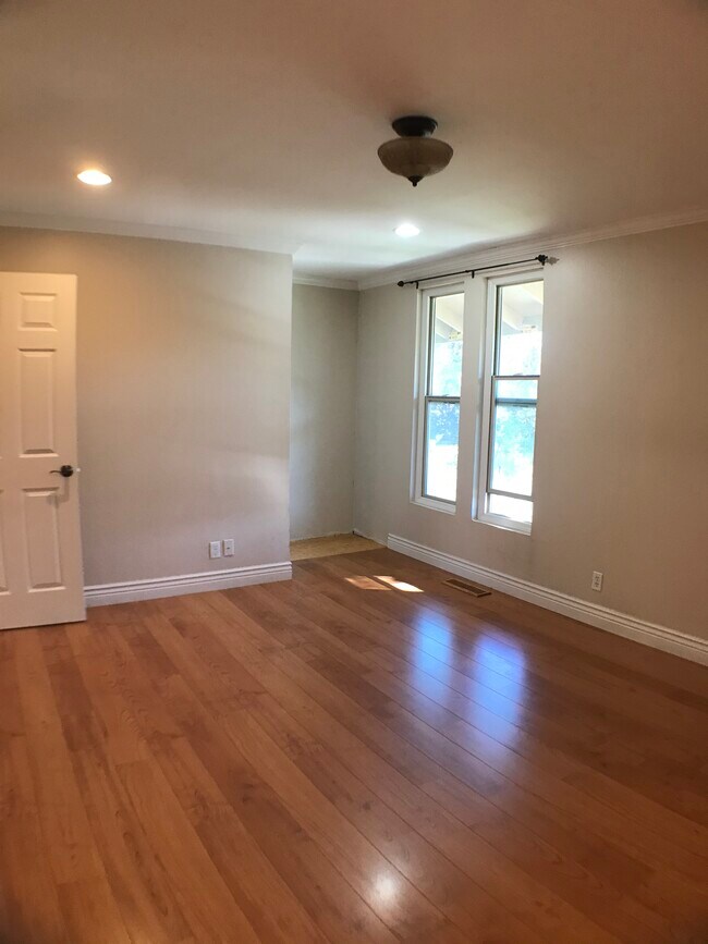 Main bedroom - 235 Red Oak Dr W