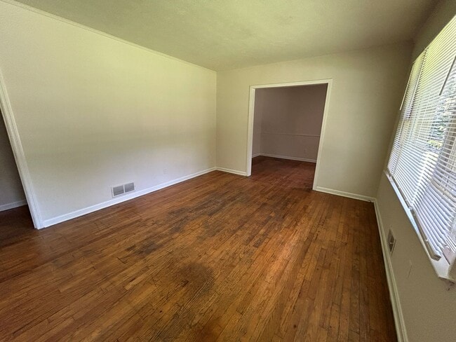 Building Photo - Charming 3 Bedroom 1 Bath Home w/ a Huge 2 Car Garage!