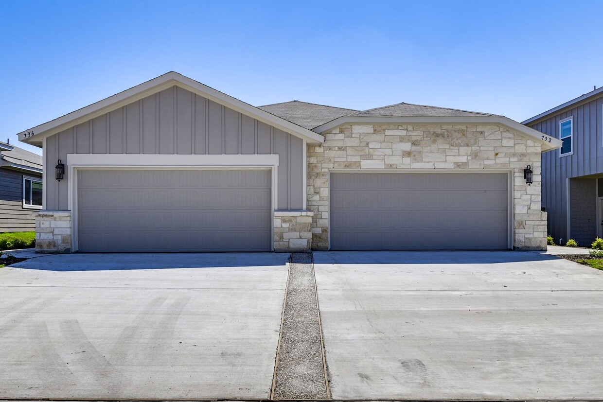 Primary Photo - AVAILABLE NOW! GORGEOUS 3 BEDROOM DUPLEX L...