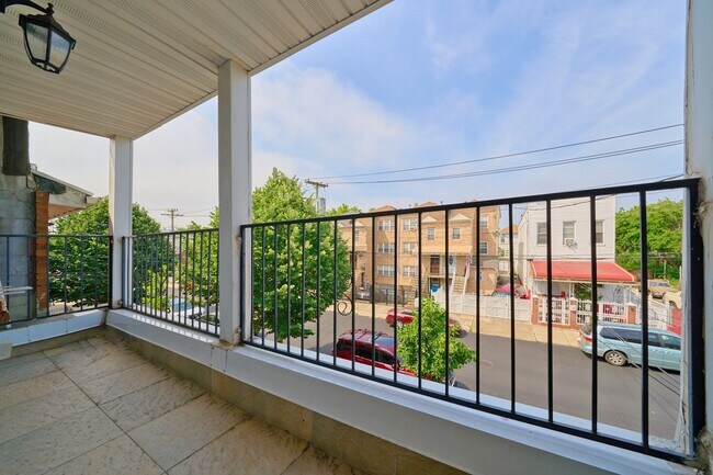 Building Photo - Beautifully Renovated 3 Bedroom 2 Bath Apa...