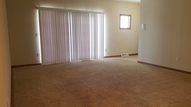 Building Photo - Beautiful Lower 2 Bedroom 2 Bath Condo!