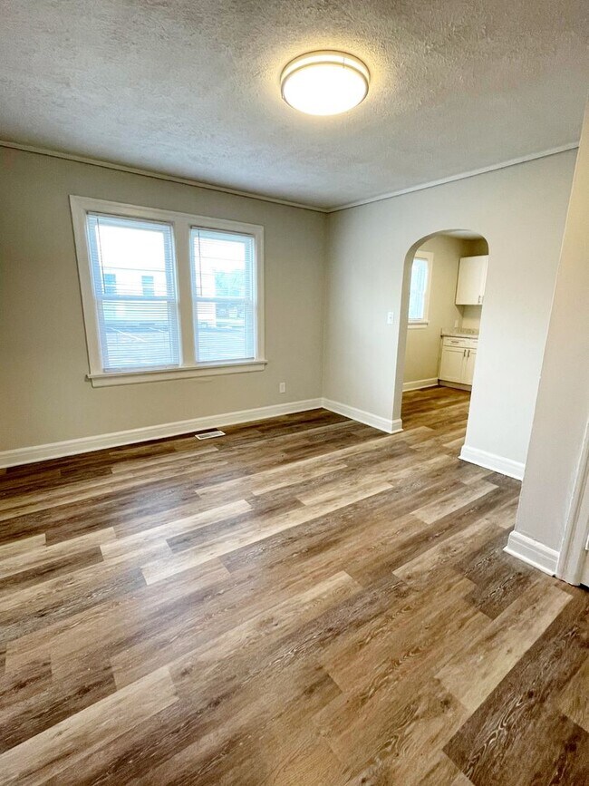 Building Photo - 2 Living Area's & 2 Car Garage - Near MSU, OTC W/ Silver Springs Park in Your Back Yard