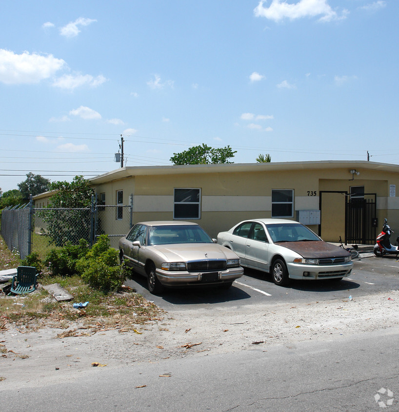 Foto principal - 735 NW 10th Ter