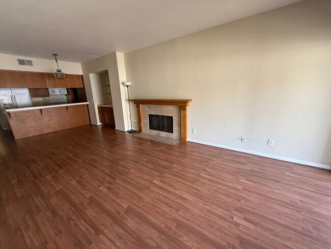 Foto del edificio - $500 OFF FIRST MONTH'S RENT! Los Caballeros: Upper 2 Bedroom 2 Bath,