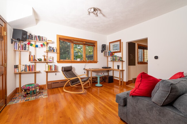 Building Photo - 11 Hinckley St