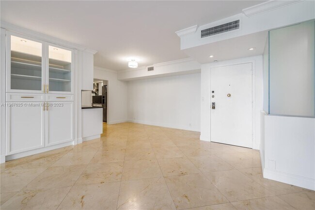 Foto del edificio - 1121 Crandon Blvd