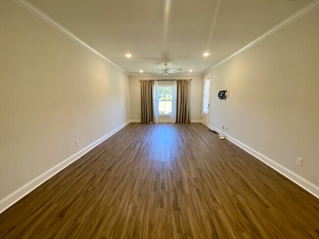 Building Photo - Spacious, End Unit Townhouse Located in Wa...