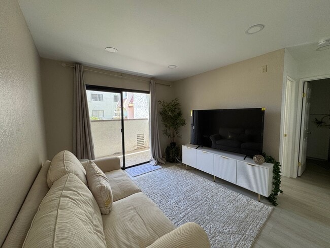 Building Photo - Fully Furnished 1BR Retreat with Stylish T...