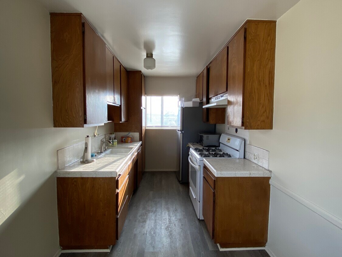Kitchen - 1825 N Berendo St