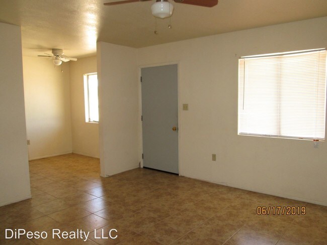 Building Photo - 851 W Coffee Dr