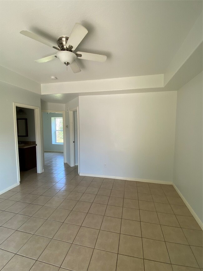 Building Photo - 3815 Putnam Dr