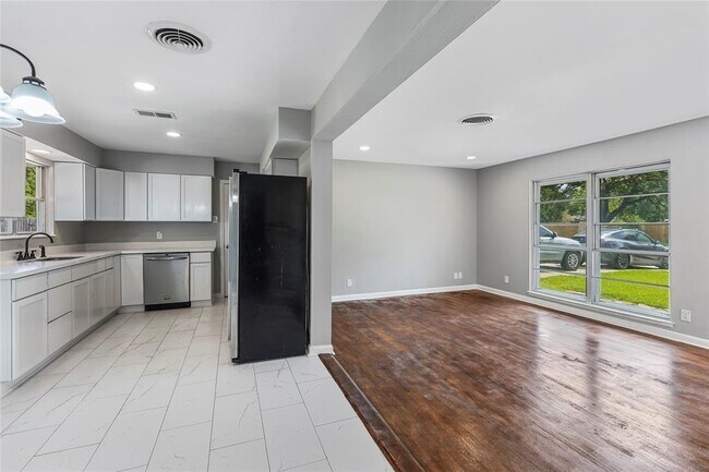 Foto del edificio - 5315 Crestmont St