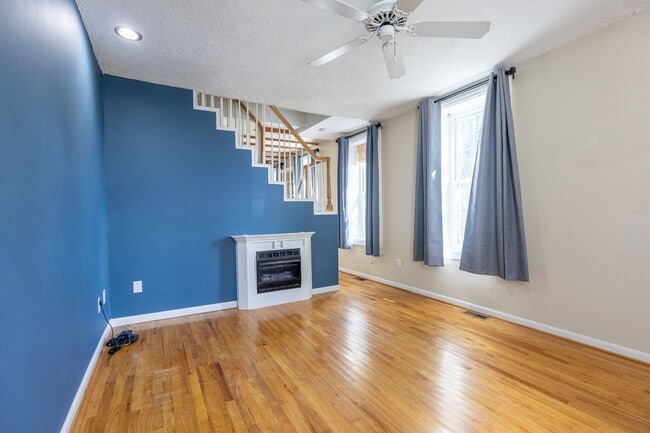 Building Photo - Lovely 3 BR/1.5 BA Semi-Detached Home in S...